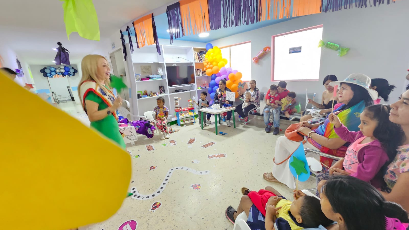 Vicepresidenta de la ODAEE, Elizabeth Salamando, Lleva Esperanza y Gotitas de Amor a los niños en el Hospital Mario Corea